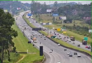 Mais de 260 mil veículos descem a serra no feriado