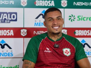 João Pedro exalta união do elenco e mira o acesso com a Briosa