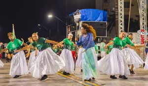 Última noite do Carnaval reúne campeãs, homenagens e crenças