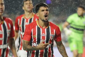 São Paulo poupa e vence Coritiba sem sustos para se manter na briga pelo topo do Brasileirão