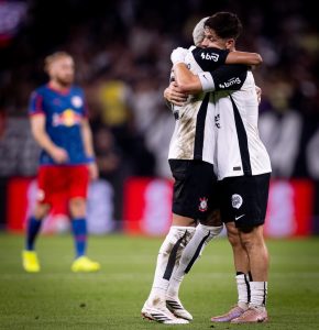 Corinthians encerra jejum diante do Red Bull Bragantino e vence a primeira no Brasileirão