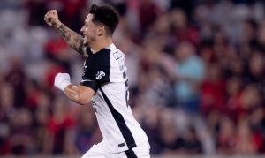 Corinthians suporta pressão, derruba invencibilidade do Athletico-PR e vence 2ª no Brasileirão
