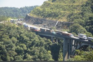 Carreta para na pista e ‘trava’ descida pela Anchieta