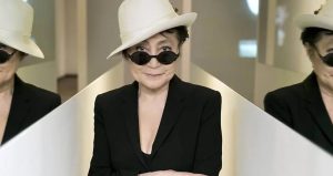 Yoko Ono, artista referência e de vanguarda, chega hoje aos 93 anos