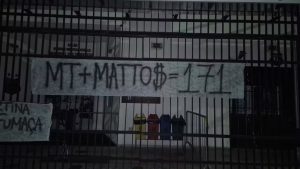 Depois de pronunciamento, Marcelo Teixeira é alvo de protestos na Vila Belmiro