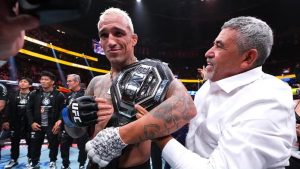 O mais brabo: Charles do Bronx vence Holloway e assume título BMF do UFC