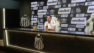 Lucas Veríssimo escolheu o Santos antes da guerra e chega ambicioso