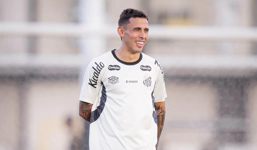 Oliva é apresentado no Santos e se diz 100% pronto para jogar no ‘maior desafio da carreira’