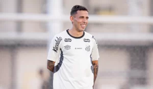Oliva é apresentado no Santos e se diz 100% pronto para jogar no ‘maior desafio da carreira’