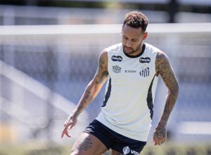 Neymar retorna aos treinos com o elenco do Santos e pode ser titular contra o Mirassol