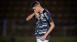 Vinicius Lira sofre lesão ligamentar e não joga mais em 2026 pelo Santos
