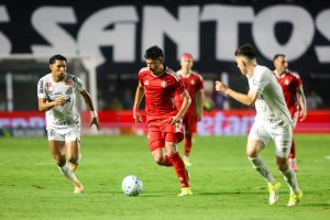 Inter vence o Santos na Vila e garante primeira vitória no Brasileirão