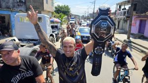 Campeão BMF Charles do Bronxs é homenageado em Guarujá