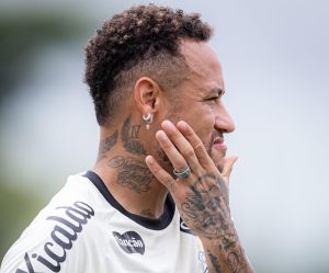 Neymar desabafa e fala sobre pressão de atuar no Brasil: “É massacrante”
