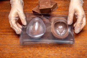 Curso gratuito ensina a fazer ovos de Páscoa em São Vicente