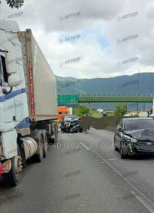 Acidente envolve quatro veículos na Via Anchieta