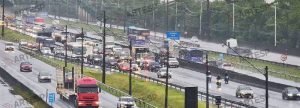 Acidente deixa motociclista ferida e provoca lentidão na Anchieta