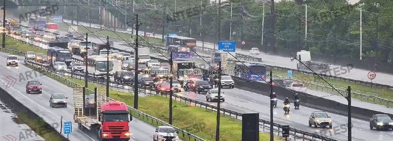Acidente deixa motociclista ferida e provoca lentidão na Anchieta