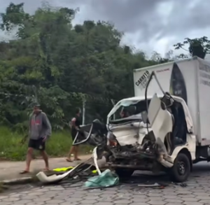 Choque entre caminhão e ônibus deixa pessoas presas nas ferragens em SV