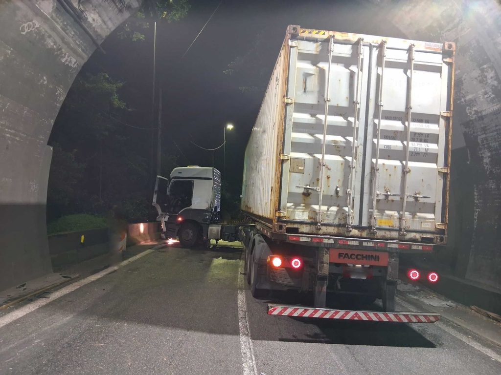 Carreta derrapa, bate e fica em ‘L’ na descida da Anchieta