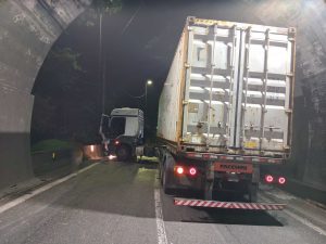 Carreta derrapa, bate e fica em ‘L’ na descida da Anchieta