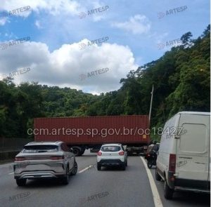 Carreta fica em ‘L’, provoca susto e bloqueia rodovia da Baixada