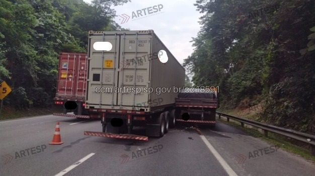 Caminhão e carreta colidem e deixam trânsito lento na Cônego