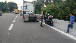 Motociclista morre após choque com carreta, queda e atropelamento
