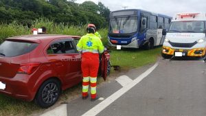 Acidente envolve dois carros e um ônibus em Itanhaém