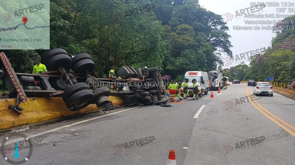 Caminhão tomba e motorista fica ferido na Mogi-Bertioga