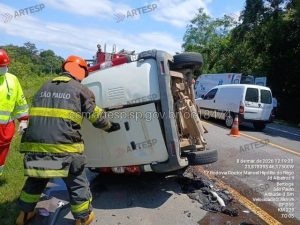 Colisão frontal na Rio-Santos deixa um morto e quatro feridos