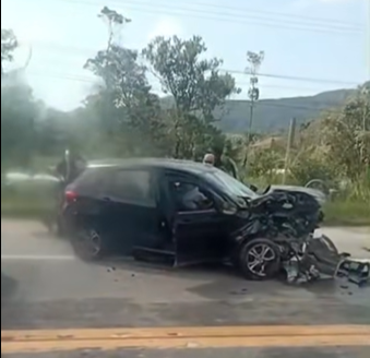 Veículos batem de frente e três ficam feridos na Rio-Santos