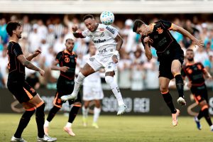 Com gols de Depay e Gabigol, Peixe e Timão ficam no 1 a 1
