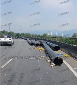 Carga de tubos cai em plena pista da Via Anchieta