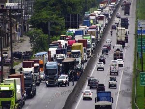 Dois acidentes em 15 minutos ‘travam’ rodovia da Baixada Santista