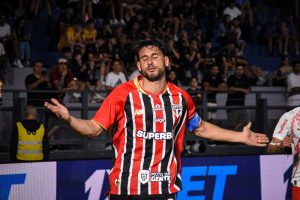 São Paulo vira sobre o Bragantino e mantém liderança do Brasileirão