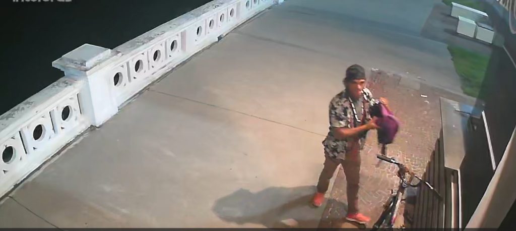 Homem invade e furta quiosque em Santos. VÍDEO