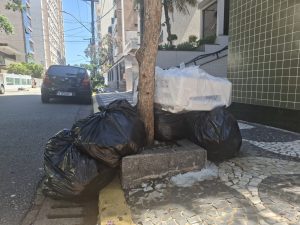 Greve na limpeza termina, mas lixo continua acumulado
