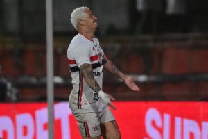 São Paulo bate Chapecoense no Canindé e chega ao topo do Brasileirão