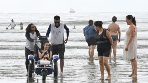 Medida garante acessibilidade permanente nas praias de Santos