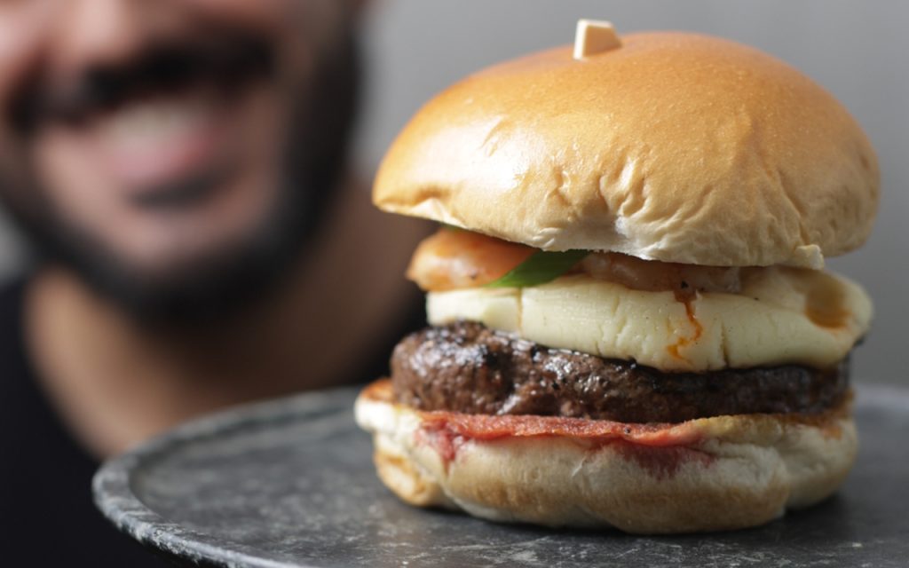 Seven Kings cria hambúrguer inspirado em pirata e aposta em sabor caiçara