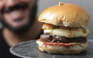 Seven Kings cria hambúrguer inspirado em pirata e aposta em sabor caiçara
