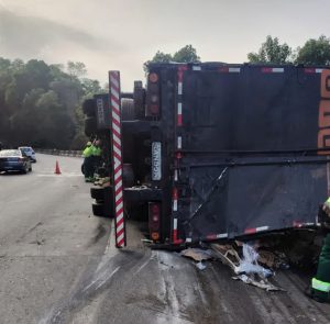 Carreta que levava molho de tomate tomba na Cônego