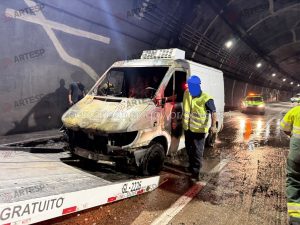Van pega fogo e provoca susto na Imigrantes