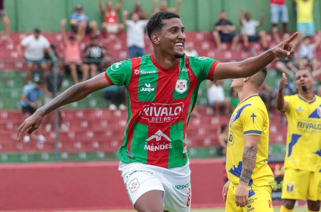 Otávio dedica gols à mãe e valoriza força coletiva da Briosa