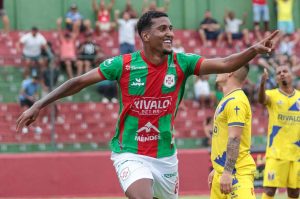 Otávio dedica gols à mãe e valoriza força coletiva da Briosa
