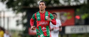Atacante Xilú comemora seu primeiro gol pela Portuguesa Santista