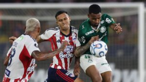 Palmeiras sofre e fica só no empate contra o Júnior Barranquilla