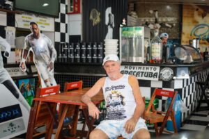 Carlinhos, o torcedor que fez da padaria um ponto de encontro do Peixe