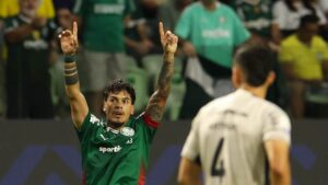 Palmeiras se defende bem com um a menos e vence o Athletico-PR